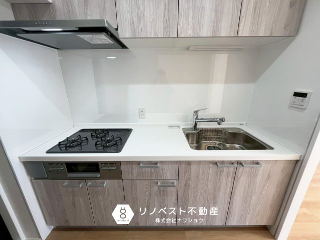 シャルマンフジビルト・モアー今里のキッチン|キッチン奥には、勝手口がありバルコニーへの出入りが可能です◎
換気もでき、一石二鳥ですね♪