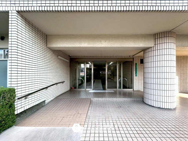 ファミール緑橋のエントランス|エントランス前はスロープもあるので車いすの方でも安心です◎