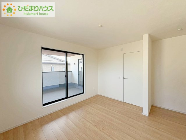 日立市諏訪町1期　新築戸建　1号棟の寝室|バルコニーに面していて、たっぷり光りの入る明るい主寝室です！