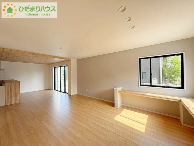 日立市諏訪町1期　新築戸建　1号棟の居間・リビング|リビング大きな窓からは、暖かな日の光が降り注ぎます・・・