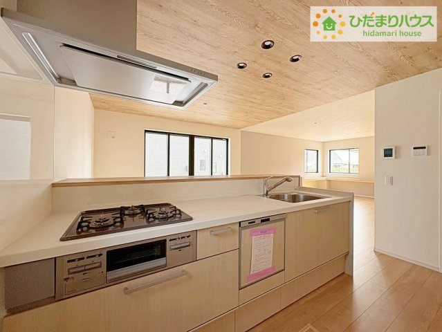日立市諏訪町1期　新築戸建　1号棟のキッチン|3口コンロでお料理する時間も短くなりそうですね(*‘∀‘)