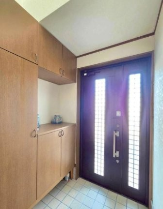 招提元町3丁目　中古一戸建ての玄関|シューズボックス
■物件内覧・資金計画相談・住宅ローン相談、リフォーム相談、お問合せ受付中■
※当日・翌日のご内覧、ご相談はお電話でのお問合せがスムーズです！