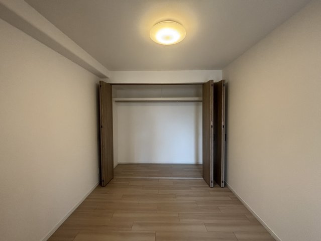 コスモ北野白梅町の洋室|【洋室】
広さ約4.5帖。LDKに隣接しており、引き戸を開放することで一体利用が可能です。お子様のプレイルームや客間などとしてご活用いただけます。