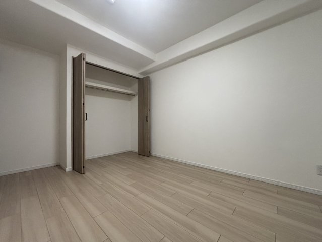 コスモ北野白梅町の洋室|【洋室】
約6.1帖の独立した居室。クローゼットが備わっており、衣類・鞄などをスッキリと収納していただけます。