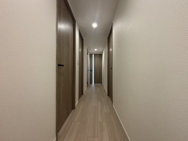 コスモ北野白梅町のその他|【廊下】
玄関から直接居住空間が見えづらく、プライバシーを確保しやすい設計です。