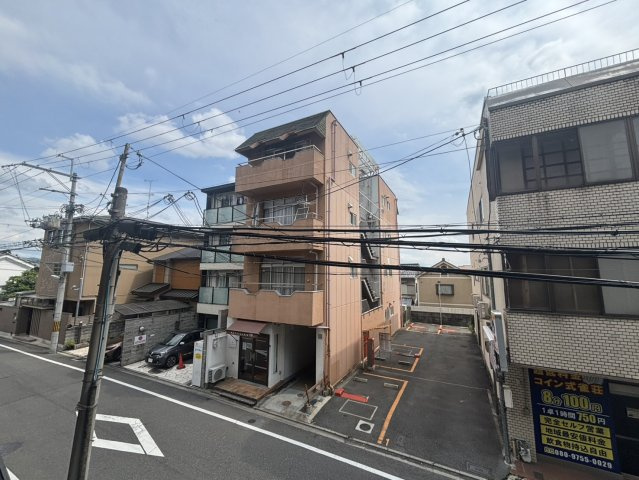コスモ北野白梅町の展望|【眺望】
地上2階部分、南向きバルコニーからの眺望です。前面道路に面しているため、開放感があります。仕事や家事の合間に、景色を眺めながらほっと一息リフレッシュできそうです。