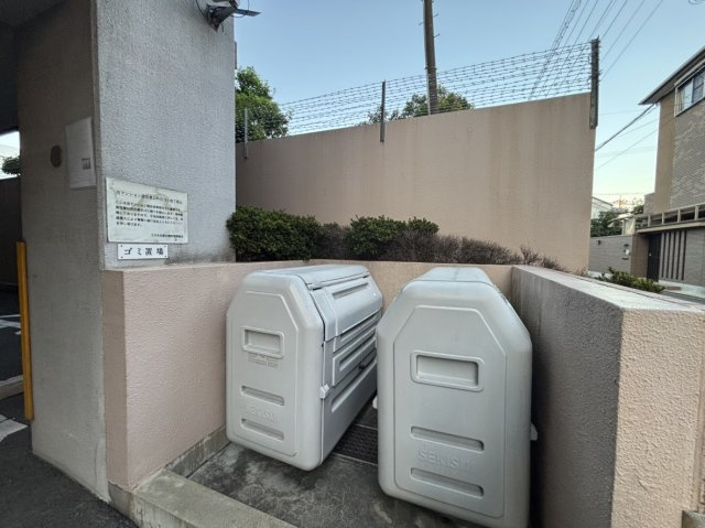コスモ北野白梅町のその他共用部分|【ゴミ置き場】
マンション居住者専用のゴミ置き場です。屋外にあるので、湿気やにおいが気になりにくいです。
