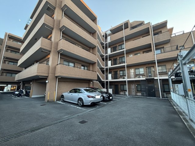 コスモ北野白梅町の駐車場|【駐車場】
敷地内に駐車場が設けられています。空き状況・利用料など、詳細はお気軽にお問い合わせください。