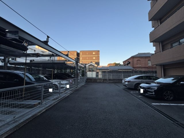 コスモ北野白梅町の駐車場|【駐車場】
防犯性の高い機械式駐車場です。空き状況・利用料など、詳細はお気軽にお問い合わせください。
