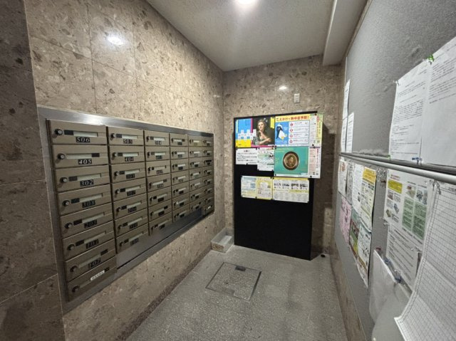 コスモ北野白梅町のその他共用部分|【集合ポスト】
エントランス部分には、ダイヤルロック式の集合ポストが備わっています。住民以外がお部屋に近づかず、防犯対策としても◎雨にぬれずに郵便物を取りに行けるため便利です。