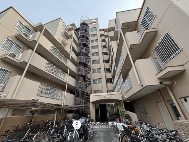 新深江ビューハイツの外観|外のらせん階段が特徴的は10階建てマンションです！
駅も近くて便利な立地です！