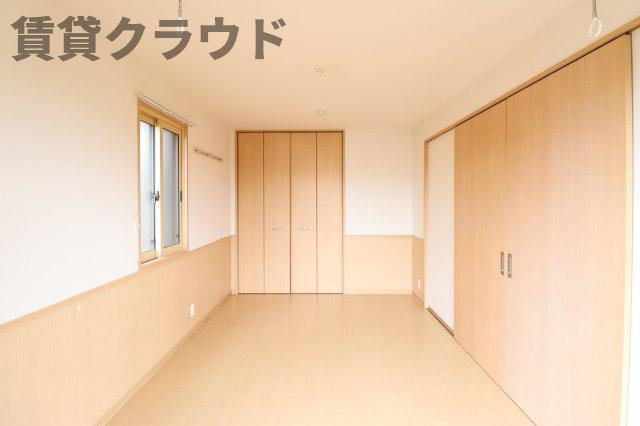 コスモヴィレッジの寝室|広くて明るい寝室