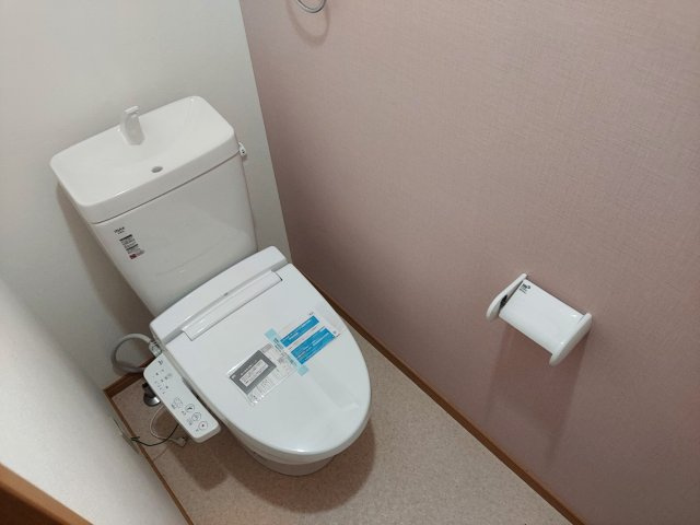 宝塚市高松町一戸建のトイレ|1階トイレ　温水洗浄便座付き