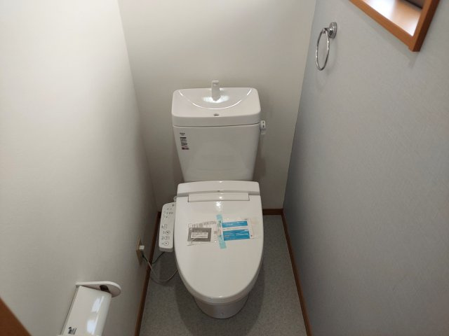 宝塚市高松町一戸建のトイレ|2階トイレ　温水洗浄便座付き