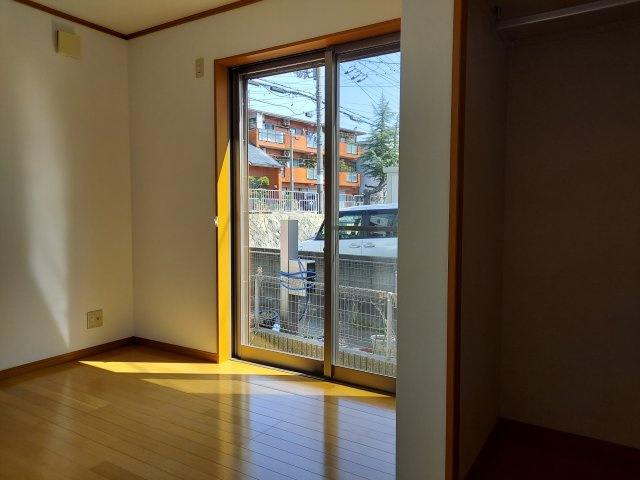 宝塚市高松町一戸建の洋室|1階洋室約5.5帖
