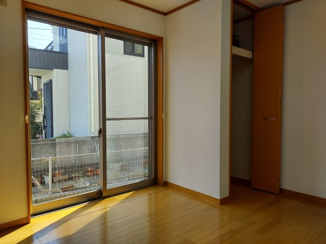 宝塚市高松町一戸建の洋室|1階洋室約5.5帖