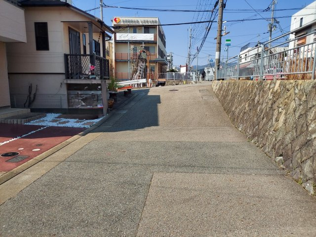 宝塚市高松町一戸建の前面道路含む現地写真
