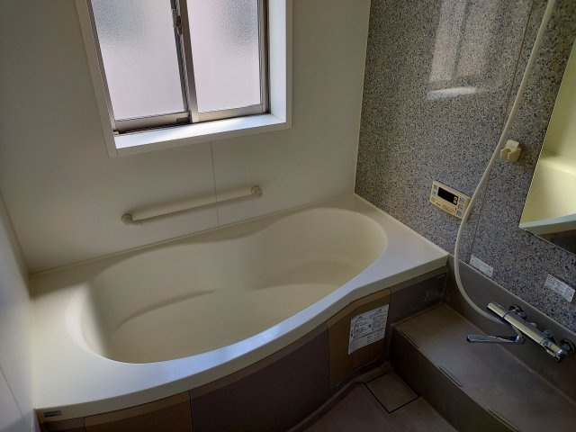 宝塚市高松町一戸建の浴室|窓有