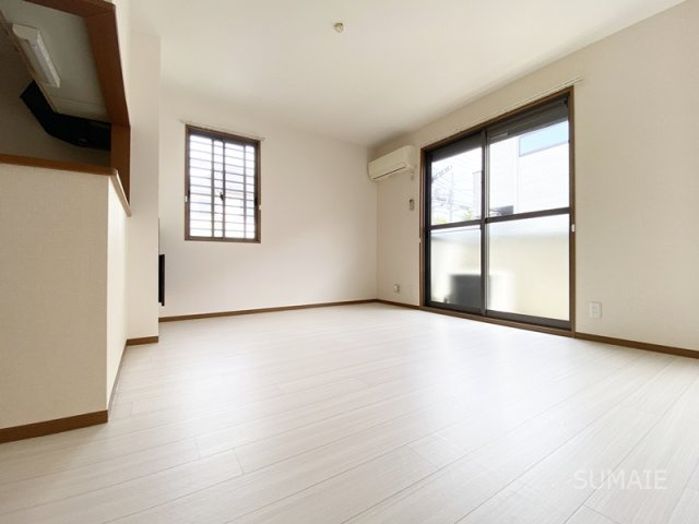 フローラの居間・リビング|白を基調とした内装です！