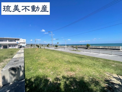 【外観】 | 与那原町板良敷Ⅱオーシャンフロント（全2区画）1号地 | オーシャンフロント♪前面道路を挟んで目の前には中城湾が広がります♪