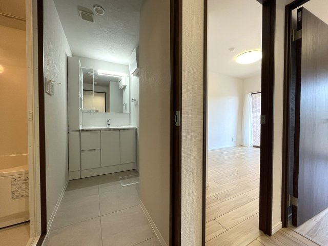 わざわざ箱根まで行かずとも、自宅がもはや桃源郷。神経痛に効能ある温泉が自宅で楽しめる贅沢の粋とも言える『グランシティ横濱保土ヶ谷』リフォームの独立洗面台|独立洗面台あり、毎朝おしゃれに忙しい女性の方におすすめです