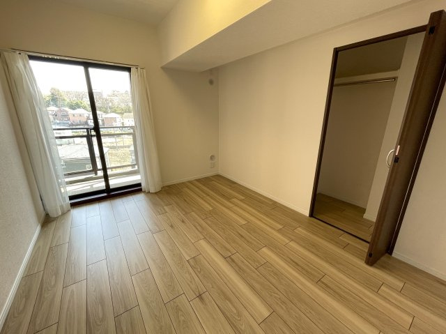 わざわざ箱根まで行かずとも、自宅がもはや桃源郷。神経痛に効能ある温泉が自宅で楽しめる贅沢の粋とも言える『グランシティ横濱保土ヶ谷』リフォームの洋室|使い勝手のいい洋室です