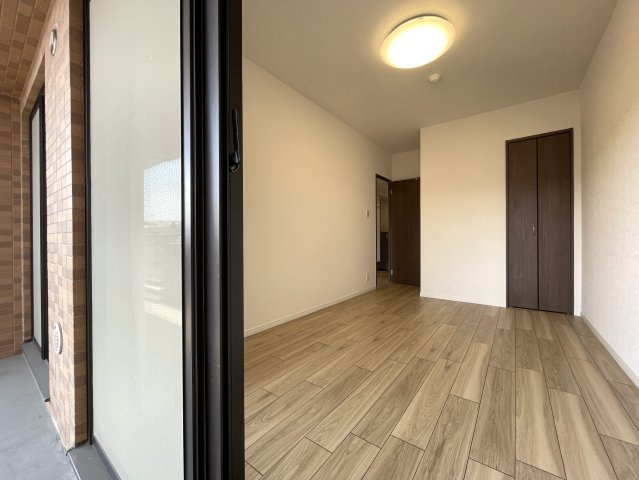 わざわざ箱根まで行かずとも、自宅がもはや桃源郷。神経痛に効能ある温泉が自宅で楽しめる贅沢の粋とも言える『グランシティ横濱保土ヶ谷』リフォームの洋室|明るい洋室です