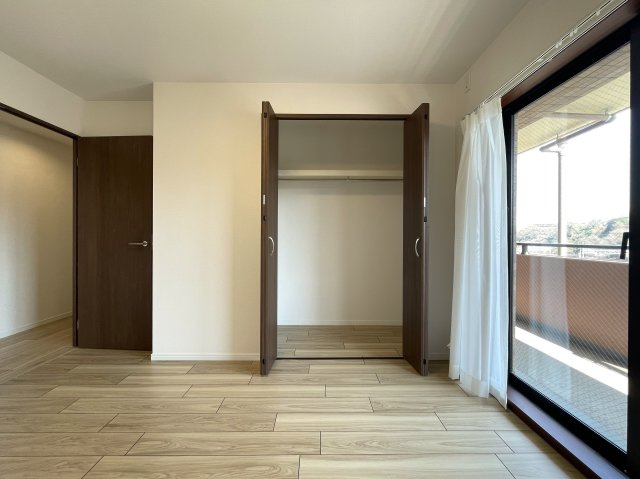 わざわざ箱根まで行かずとも、自宅がもはや桃源郷。神経痛に効能ある温泉が自宅で楽しめる贅沢の粋とも言える『グランシティ横濱保土ヶ谷』リフォームの洋室|落ち着いた色調の洋室です