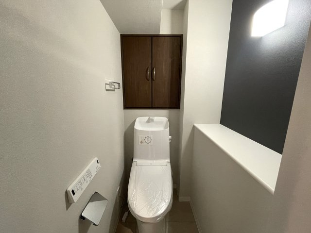 わざわざ箱根まで行かずとも、自宅がもはや桃源郷。神経痛に効能ある温泉が自宅で楽しめる贅沢の粋とも言える『グランシティ横濱保土ヶ谷』リフォームのトイレ|清潔感のあるトイレです