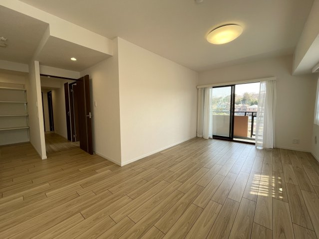 わざわざ箱根まで行かずとも、自宅がもはや桃源郷。神経痛に効能ある温泉が自宅で楽しめる贅沢の粋とも言える『グランシティ横濱保土ヶ谷』リフォームの居間・リビング|おしゃれな居間です