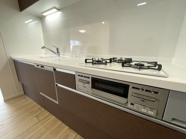 わざわざ箱根まで行かずとも、自宅がもはや桃源郷。神経痛に効能ある温泉が自宅で楽しめる贅沢の粋とも言える『グランシティ横濱保土ヶ谷』リフォームのキッチン