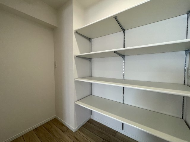 わざわざ箱根まで行かずとも、自宅がもはや桃源郷。神経痛に効能ある温泉が自宅で楽しめる贅沢の粋とも言える『グランシティ横濱保土ヶ谷』リフォームの収納|専用の収納スペースです