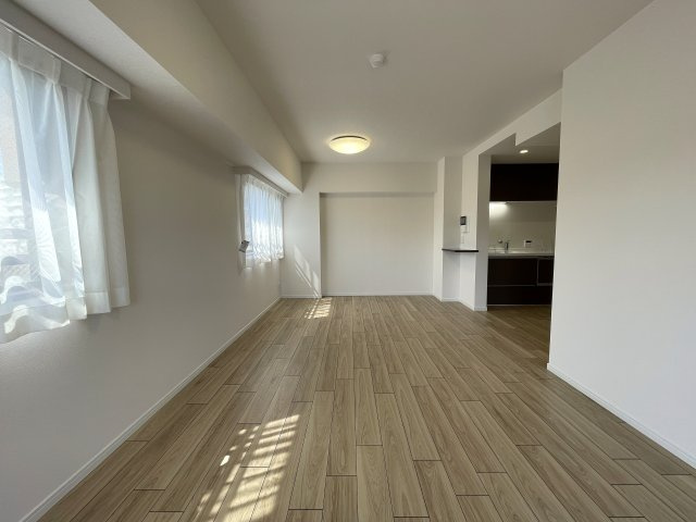 わざわざ箱根まで行かずとも、自宅がもはや桃源郷。神経痛に効能ある温泉が自宅で楽しめる贅沢の粋とも言える『グランシティ横濱保土ヶ谷』リフォームの居間・リビング|おしゃれな居間です