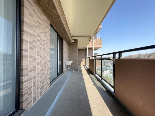 わざわざ箱根まで行かずとも、自宅がもはや桃源郷。神経痛に効能ある温泉が自宅で楽しめる贅沢の粋とも言える『グランシティ横濱保土ヶ谷』リフォームのバルコニー|陽当たり良好なバルコニーです