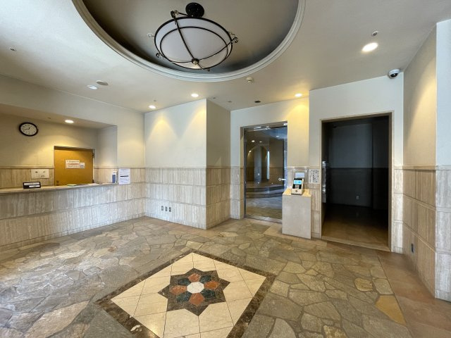 わざわざ箱根まで行かずとも、自宅がもはや桃源郷。神経痛に効能ある温泉が自宅で楽しめる贅沢の粋とも言える『グランシティ横濱保土ヶ谷』リフォームのエントランス|毎日通るエントランスはこのようになっています