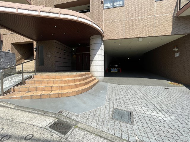 わざわざ箱根まで行かずとも、自宅がもはや桃源郷。神経痛に効能ある温泉が自宅で楽しめる贅沢の粋とも言える『グランシティ横濱保土ヶ谷』リフォームのエントランス|清潔なエントランスです