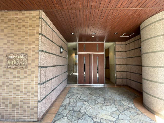 わざわざ箱根まで行かずとも、自宅がもはや桃源郷。神経痛に効能ある温泉が自宅で楽しめる贅沢の粋とも言える『グランシティ横濱保土ヶ谷』リフォームのエントランス|落ち着いたエントランスです