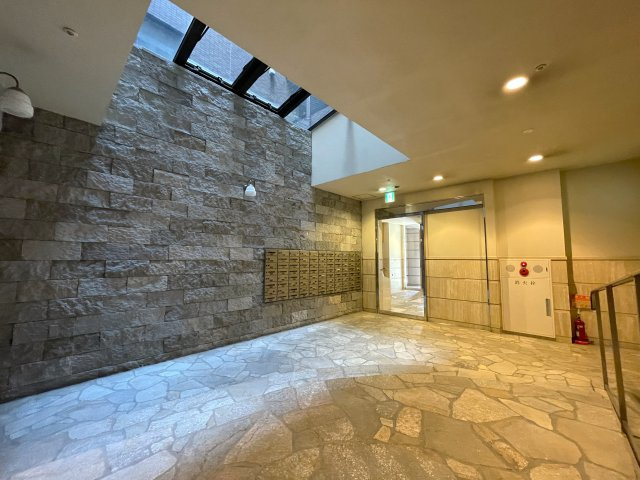 わざわざ箱根まで行かずとも、自宅がもはや桃源郷。神経痛に効能ある温泉が自宅で楽しめる贅沢の粋とも言える『グランシティ横濱保土ヶ谷』リフォームのエントランス|落ち着いたエントランスです