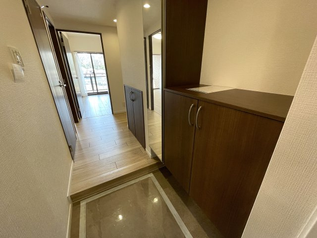 わざわざ箱根まで行かずとも、自宅がもはや桃源郷。神経痛に効能ある温泉が自宅で楽しめる贅沢の粋とも言える『グランシティ横濱保土ヶ谷』リフォームの玄関|きれいな玄関です