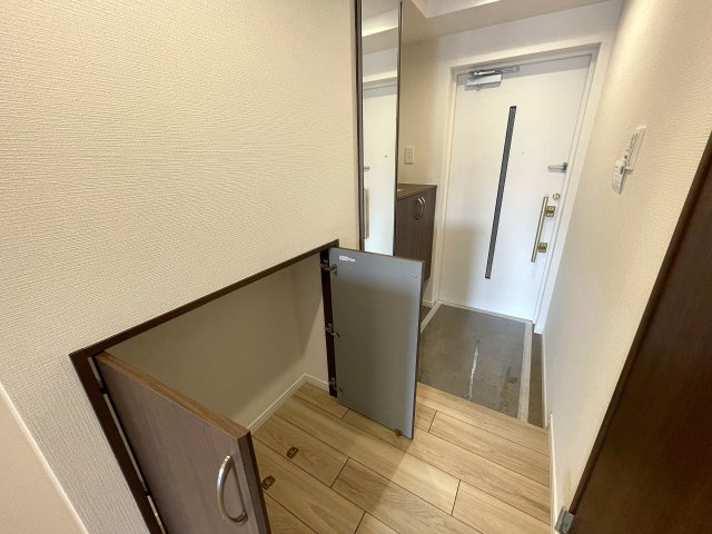 わざわざ箱根まで行かずとも、自宅がもはや桃源郷。神経痛に効能ある温泉が自宅で楽しめる贅沢の粋とも言える『グランシティ横濱保土ヶ谷』リフォームの玄関|毎日通る玄関はこちらです