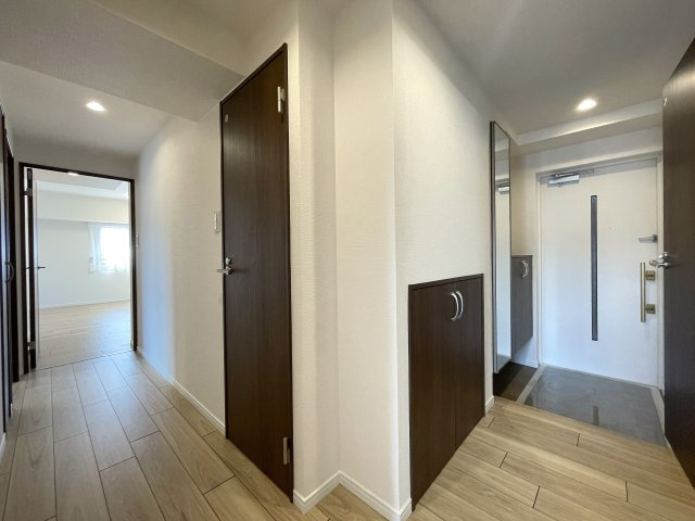 わざわざ箱根まで行かずとも、自宅がもはや桃源郷。神経痛に効能ある温泉が自宅で楽しめる贅沢の粋とも言える『グランシティ横濱保土ヶ谷』リフォームの玄関|明るい玄関です