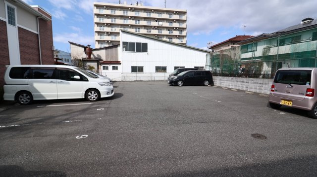 メゾンアムールの駐車場