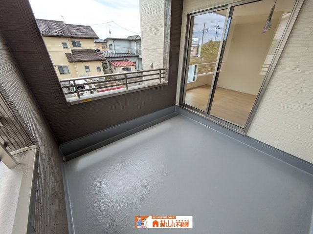 【バルコニー】 | ＼家 賃６～７万払うならコレ／諸経費込で月６万 円台！車ローン相 談 可＆賢く暮らす家   | 同仕様写真
突然の雨や雪の日も安心なインナーバルコニー