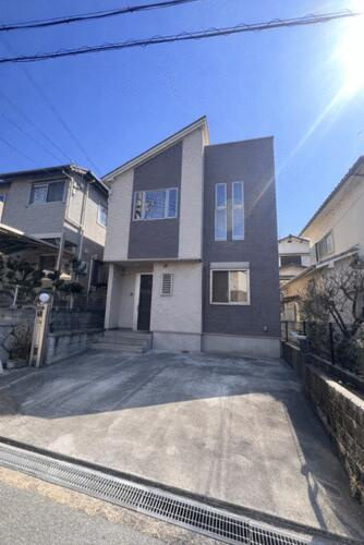 長尾西町1丁目　中古一戸建ての外観|新しい生活にいかがでしょうか？外観はお住まいの顔になります。こだわりたいポイントですね。外壁塗装や屋根塗装のご相談も承っております。
■現地内覧・資金計画相談・住宅ローン相談もお問合せ受付中■