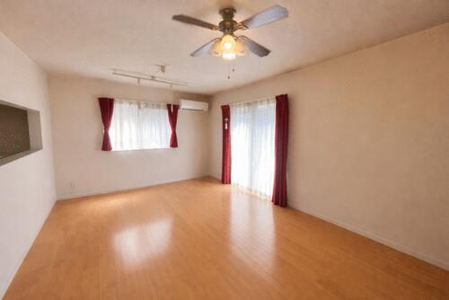 長尾西町1丁目　中古一戸建ての居間・リビング|LDK17.2帖
■物件内覧・資金計画相談・住宅ローン相談、リフォーム相談、お問合せ受付中■
※当日・翌日のご内覧、ご相談はお電話でのお問合せがスムーズです！