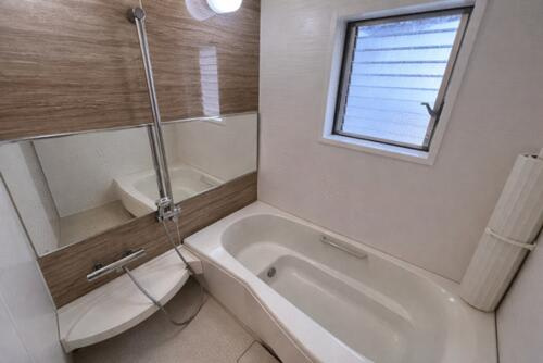 長尾西町1丁目　中古一戸建ての浴室|ユニットバス　追い焚き機能付き
■物件内覧・資金計画相談・住宅ローン相談、リフォーム相談、お問合せ受付中■
※当日・翌日のご内覧、ご相談はお電話でのお問合せがスムーズです！