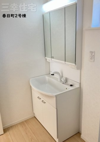 碧南市春日町の洗面所|豊富な収納3面鏡。もちろんシャワー水栓です♪