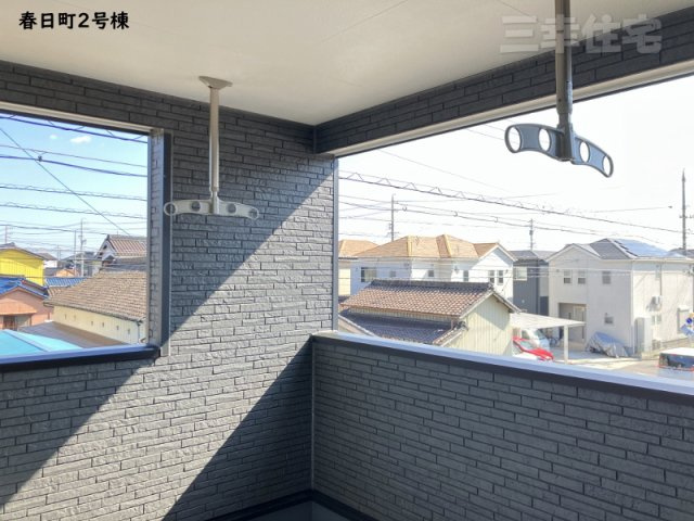 碧南市春日町のバルコニー|屋根のあるバルコニーには物干し設備が完備されています
