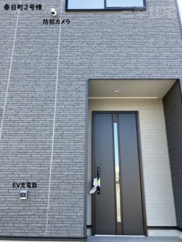 碧南市春日町の玄関|玄関の鍵はスマートキー、防犯カメラの映像はスマートフォンで確認できます。EV車の充電設備もあって充実してますね