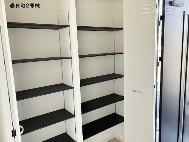 碧南市春日町の収納|玄関の収納は、可動棚だからブーツも簡単に収納できます